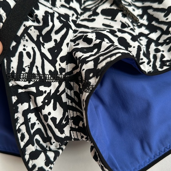 Lululemon Water: Reversible Surf Shorts Black/White & Blue Size 4 - Picture 4 of 8